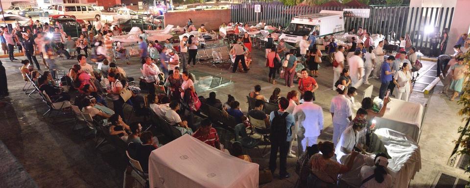 Personnel et patients d'un hôpital dans la rue après le séisme à Villahermosa. [EPA/Keystone]