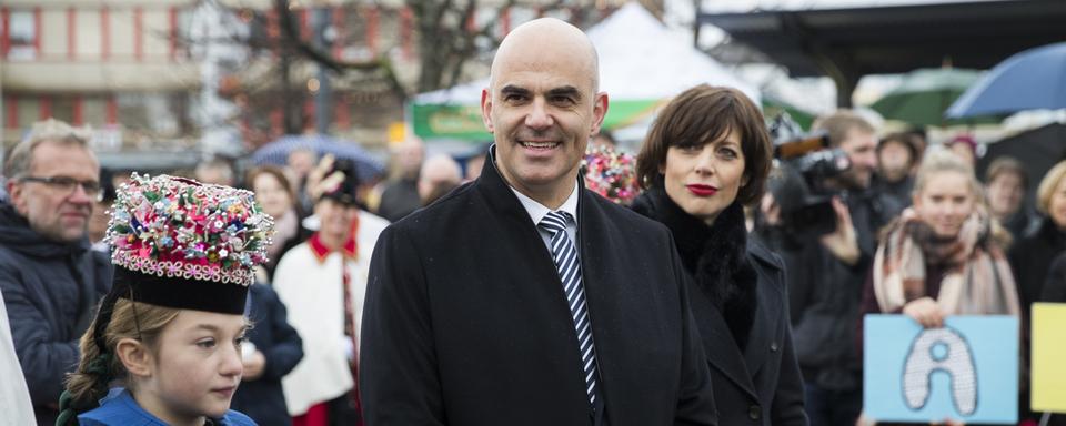 Alain Berset reçu dans la commune fribourgeoise de Guin. [Keystone - Peter Klaunzer]