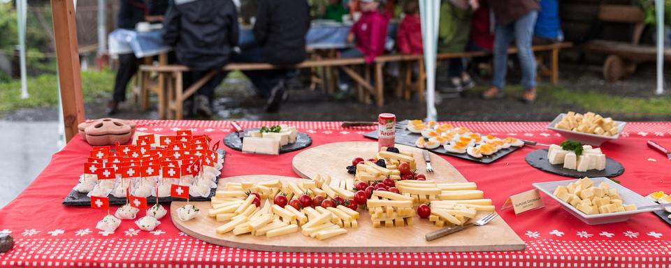 Un brunch du 1er Août dans une ferme des Grisons. [Keystone - Arno Balzarini]