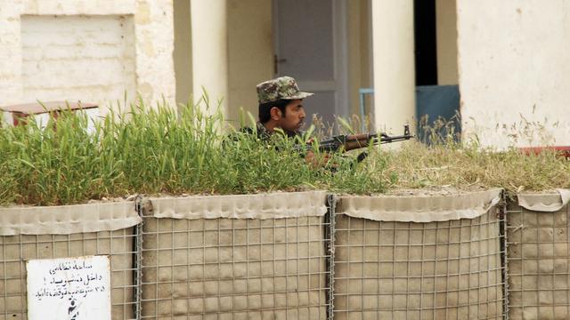 Un militaire afghan posté à proximité de la base attaquée vendredi. [MUTALIB SULTANI]