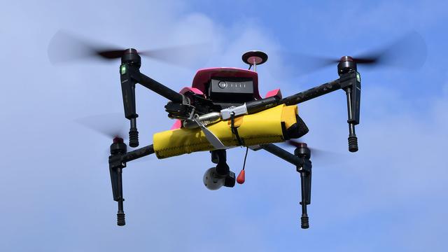 On connaissait les drones qui tuent, voici désormais les drones qui sauvent !
Le drone Helper est un secouriste volant qui achemine une bouée aux personnes qui se noient, une trousse de premier secours sur une plateforme pétrolière et surtout un défibrillateur dans les endroits les plus inaccessibles.
Et c'est l'entreprise zougoise Schiller qui fournit ce défibrillateur, Estelle Braconnier... [AFP - Georges Gobet]