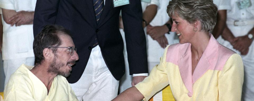 La princesse Diana serre la main d'un patient atteint du virus du Sida. [Reuters - Stringer]