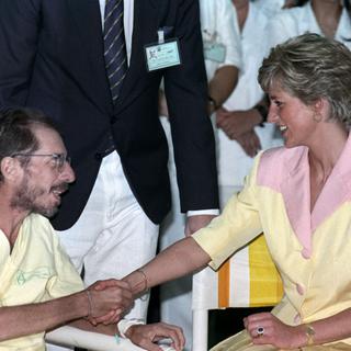 La princesse Diana serre la main d'un patient atteint du virus du Sida. [Reuters - Stringer]