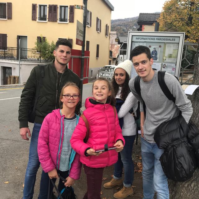 Des écoliers de Miège (VS) travaillent avec des étudiants de la HES-SO Valais pour adapter la transition énergétique à l’échelle communale. [RTS - Yves Terrani]