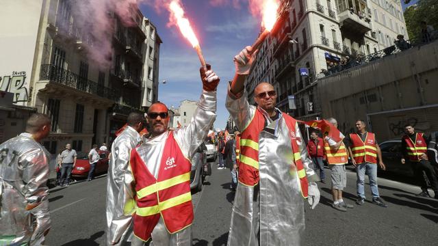 Ouvriers d'ArcelorMittal dans la manifestation à Marseille. [AP/Keystone - Claude Paris]