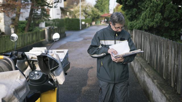 Un facteur de la Poste suisse. [Keystone - Christian Beutler]