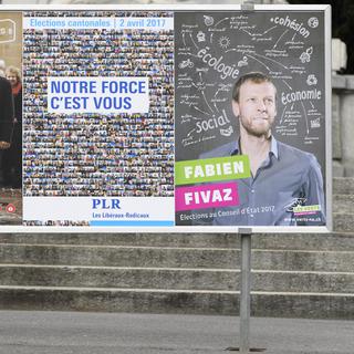 Affiches électorales en vue des élections cantonales neuchâteloises au mois d'avril. A droite, Fabien Fivaz, candidat écologiste au Conseil d'Etat. [Laurent Gillieron]