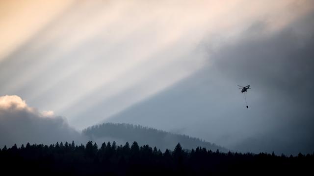 Un hélicoptère Super Puma survolant une forêt proche de Mesocco aux Grisons (image prétexte).