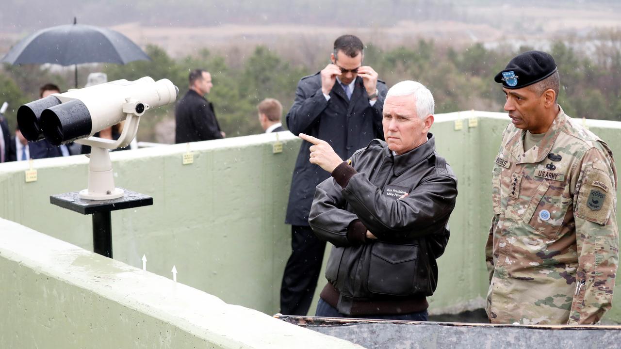 Le vice-président américain, Mike Pence, regarde vers le nord à partir d'un poste d'observation dans la zone démilitarisée séparant les deux Corées, à Paju, en Corée du Sud, le 17 avril 2017. [Reuters - Kim Hong-Ji]