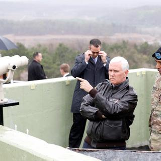 Le vice-président américain, Mike Pence, regarde vers le nord à partir d'un poste d'observation dans la zone démilitarisée séparant les deux Corées, à Paju, en Corée du Sud, le 17 avril 2017. [Reuters - Kim Hong-Ji]