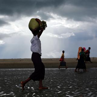 Des réfugiés Rohingyas après avoir passé la frontière du Bangladesh. [Reuters - Danish Siddiqui]