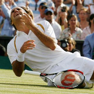 Roger Federer, victorieux de Rafael Nadal en finale du tournoi de Wimbledon 2007.
AP Photo/Anja Niedringhaus
Keystone [Keystone - AP Photo/Anja Niedringhaus]