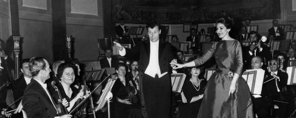 Maria Callas aux côtés de Georges Prêtre et l'orchestre philarmonique de la RTF, le 05 juin 1963 au théâtre des Champs Elysées à Paris. [AFP]