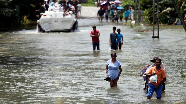 Des rescapés fuient les inondations à Kalutara, au Sri Lanka, le 27 mai 2017. [Reuters - Dinuka Liyanawatte]