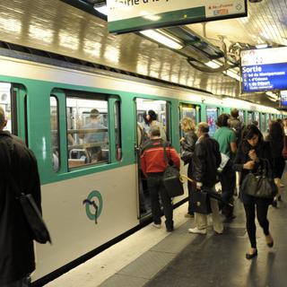 Des passagers montent à bord du métro à la gare Montparnasse, à Paris, en 2010. [Keystone - EPA/HORACIO VILLALOBOS]