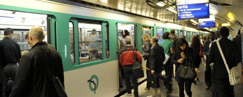 Des passagers montent à bord du métro à la gare Montparnasse, à Paris, en 2010. [Keystone - EPA/HORACIO VILLALOBOS]