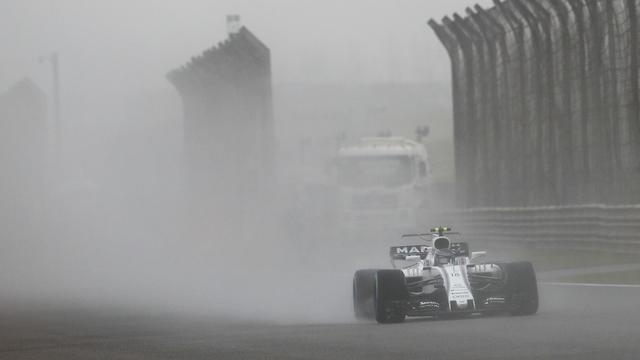 Le brouillard a empêché Lance Stroll et ses collègues d'effectuer la 2e séance d'essais libres à Shanghai. [KEYSTONE - ANDY WONG]