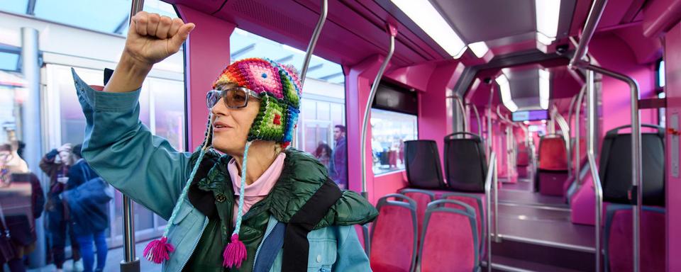 L’artiste suisse Pipilotti Rist pose a l'intérieur de son oeuvre, le mobile "Monochrome Rose". [Keystone - Martial Trezzini]