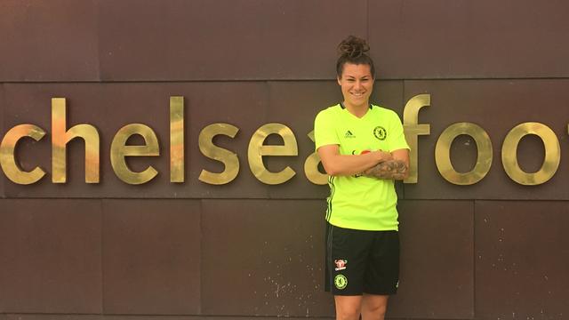 Ramona Bachmann prend la pose au Cobham Training Centre. [Jennifer Ballmer]