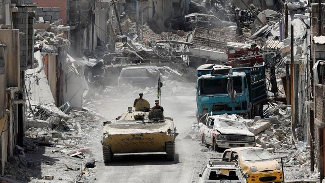 Char irakien dans une rue dévastée de Mossoul, 11.06.2017. [Reuters - Erik De Castro]