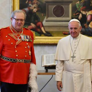 Le Grand maître de l'Ordre de Malte Matthew Festing et le pape François, le 23 juin dernier. [Keystone - Gabriel Bouys - EPA]