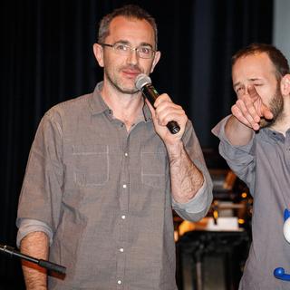 Wilfrid Lupano et Paul Cauuet reçoivent le "Cultura People's Choice award" pour "Les Vieux Fourneaux" au Festival d'Angoulême en 2015. [AFP - Pierre Duffour]