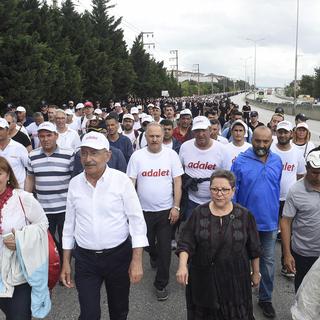 Kemal Kiliçdaroglu (en chemise blanche) marche en tête d'un grand cortège au terme de sa"marche pour la justice". [AP Photo]