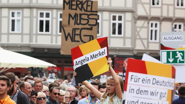 Des manifestants ont réclamé le départ d'Angela Merkel lors d'un meeting à Quedlinbourg. [Reuters - Reinhard Krause]