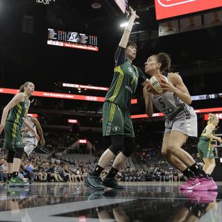 Depuis quelques années, la WNBA bénéficie d’une couverture médiatique accrue. [Keystone - Eric Gay - AP Photo]