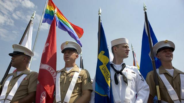 Des militaires américains présents à la gay pride de San Diego, pour la défense des droits LGBT.