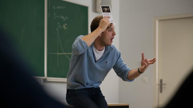 Romain Daroles joue "Phèdre!" de Racine dans les classes des gymnases romands. [Théâtre Vidy-Lausanne - Mathilda Olmi]