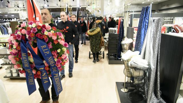 Des syndicalistes d'Unia à l'intérieur du centre Manor de Monthey, ce dimanche 24 décembre 2017.