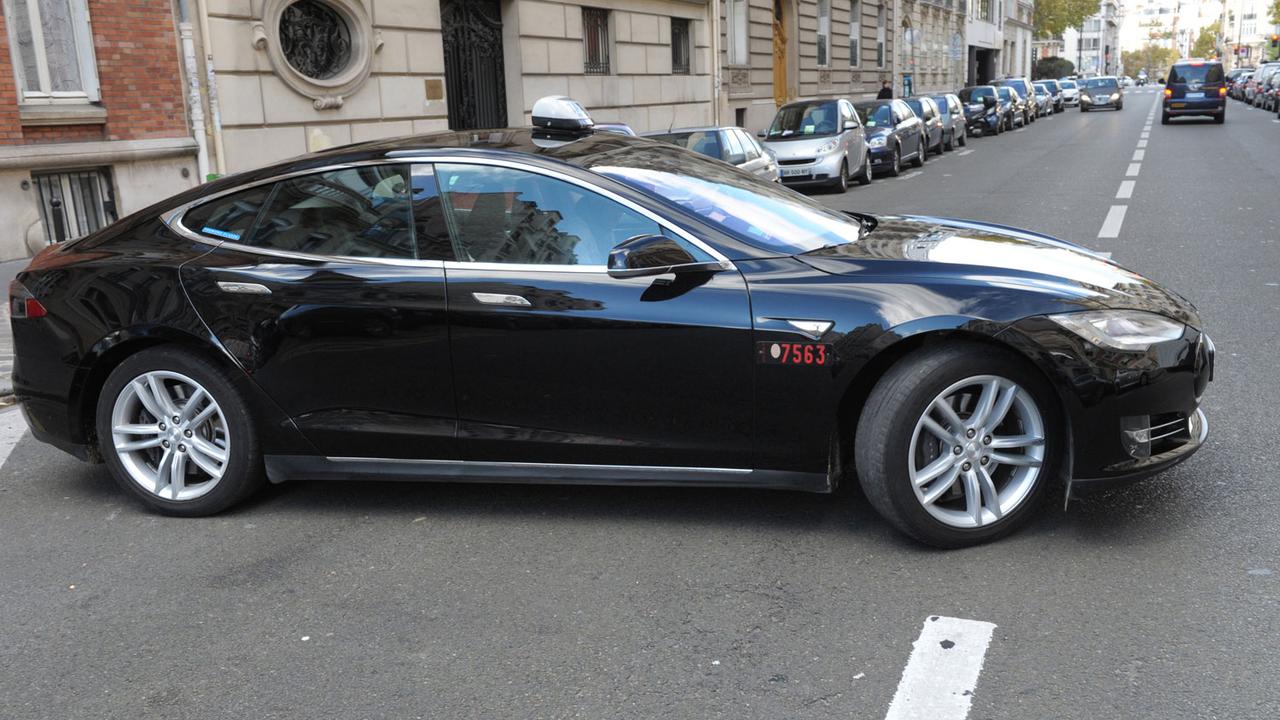 Un nouveau service de transport individuel arrive à Genève... Lancé par deux avocats genevois, Bolt, c'est son nom, va tenter de s'insérer dans un marché qui se libéralise depuis la nouvelle loi genevoise sur les taxis. Avec des limousines 100% électriques, la cible, c'est une clientèle haut de gamme et soucieuse de l'écologie. Genève, Tesla, voiture électrique [AFP - Eric Piermont]
