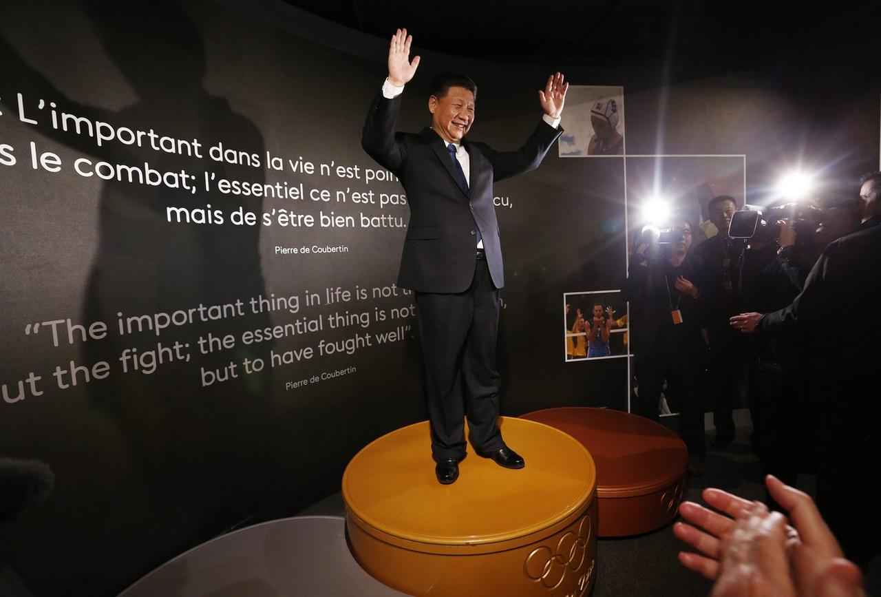 Xi Jinping sur la plus haute marche du podium. [Keystone - EPA/Denis Balibouse]