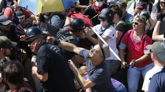 Heurts entre nationalistes blancs et militants antiracistes à Charlottesville. [Keystone - AP Photo/Steve Helber]