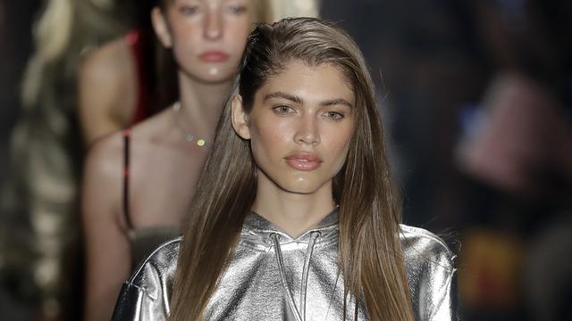 La mannequin transgenre Valentina Sampaio défilait à la Fashion Week de Saõ Paulo en mars dernier. [AP/Keystone - Andre Penner]