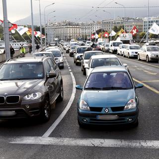 La suppression de dizaines de feux de circulation pourrait fluidifier le trafic à Genève, selon le Département cantonal de l'environnement, des transports et de l'agriculture. [KEYSTONE - Salvatore Di Nolfi]