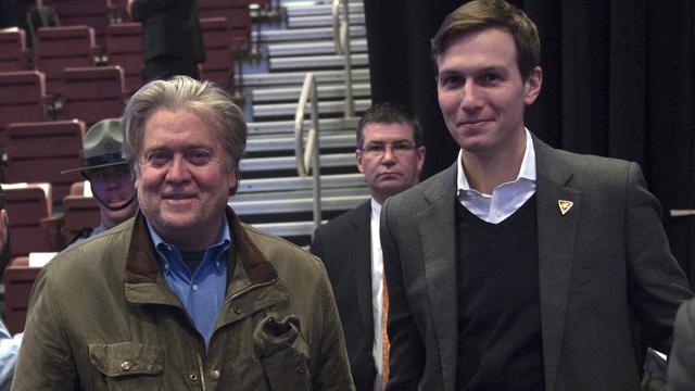 Steve Bannon et Jared Kushner, respectivement chef stratège et conseiller de Donald Trump. [AFP - Don Emmert]