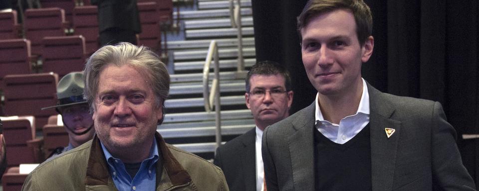 Steve Bannon et Jared Kushner, respectivement chef stratège et conseiller de Donald Trump. [AFP - Don Emmert]