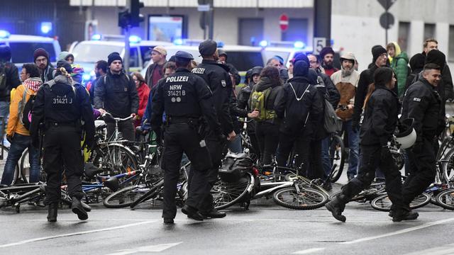 Des milliers de manifestants ont tenté samedi de perturber la tenue du congrès du parti populiste AFD à Cologne en Allemagne. [AP/Keystone - Henning Kaiser]