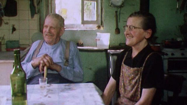 Monsieur et Madame Joye dans leur ferme de la Gayaz, 1972. [RTS]