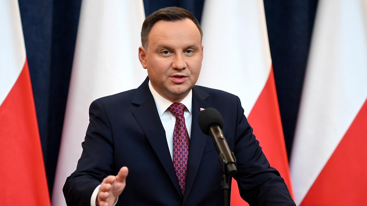 Le président polonais Andrzej Duda a annoncé mercredi qu'il avait décidé de promulguer deux réformes controversées, dans une déclaration à la télévision. [AFP - Janek SKARZYNSKI]