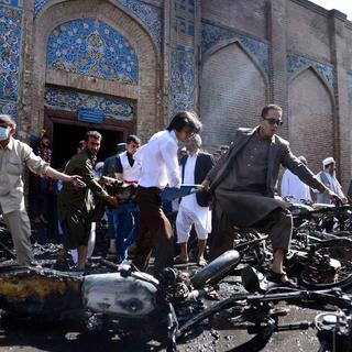 Des volontaires afghans évacuent des victimes après l'explosion d'une moto piégée à la mosquée de Herat, le 6 juin 2017. [AFP - HOSHANG HASHIMI]