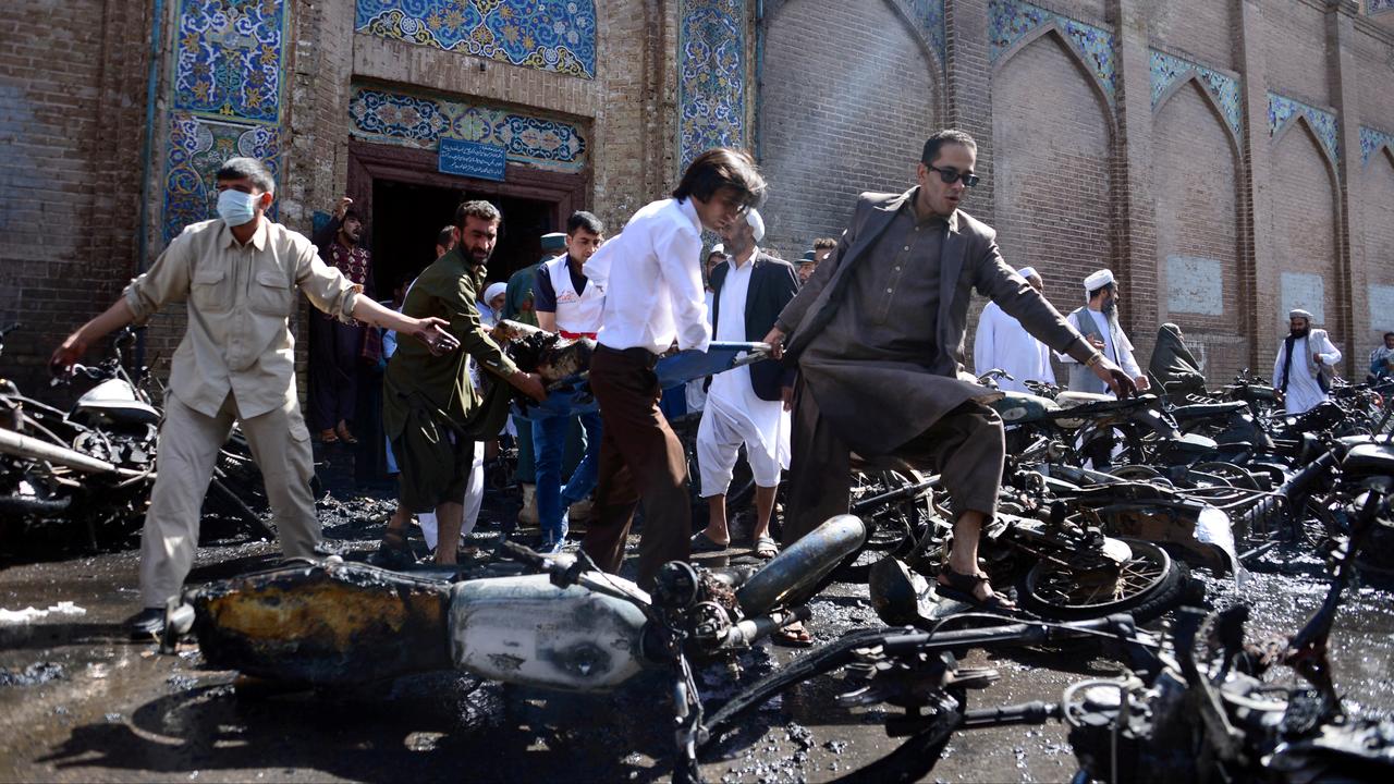 Des volontaires afghans évacuent des victimes après l'explosion d'une moto piégée à la mosquée de Herat, le 6 juin 2017. [AFP - HOSHANG HASHIMI]