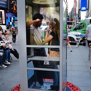 Installées en plein New York, à Time Square, ces cabines téléphoniques servent à recevoir un message d'immigrés New-Yorkais. [GETTY IMAGES NORTH AMERICA / AFP - Spencer Platt]