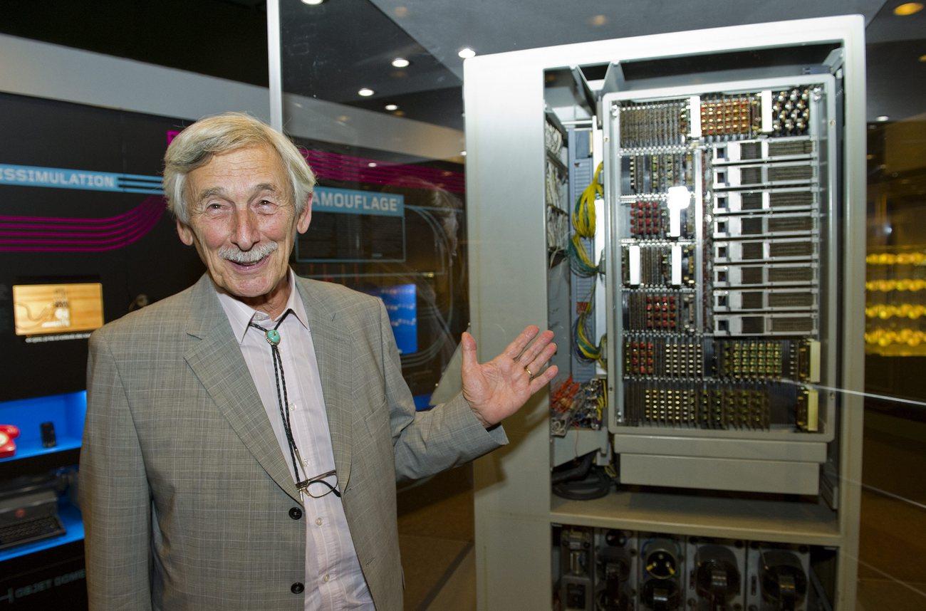 La Cora I et son créateur, Peter Toth. Une machine 100% suisse présentée lors de l'Expo 64. [Keystone - Jean-Christophe Bott]