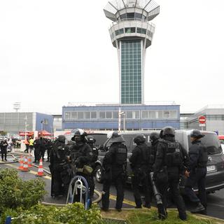 L'unité du raid lors de son intervention à l'aéroport de Paris-Orly le 18 mars 2017. [AFP - CHRISTOPHE SIMON]