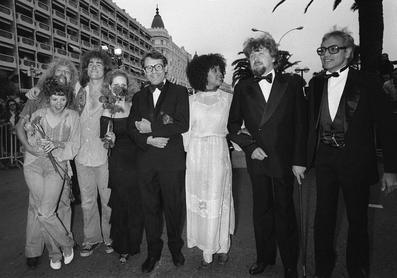 Milos Forman et le casting de "Hair" à Cannes, en 1979. [AFP - Ralph Gatti]