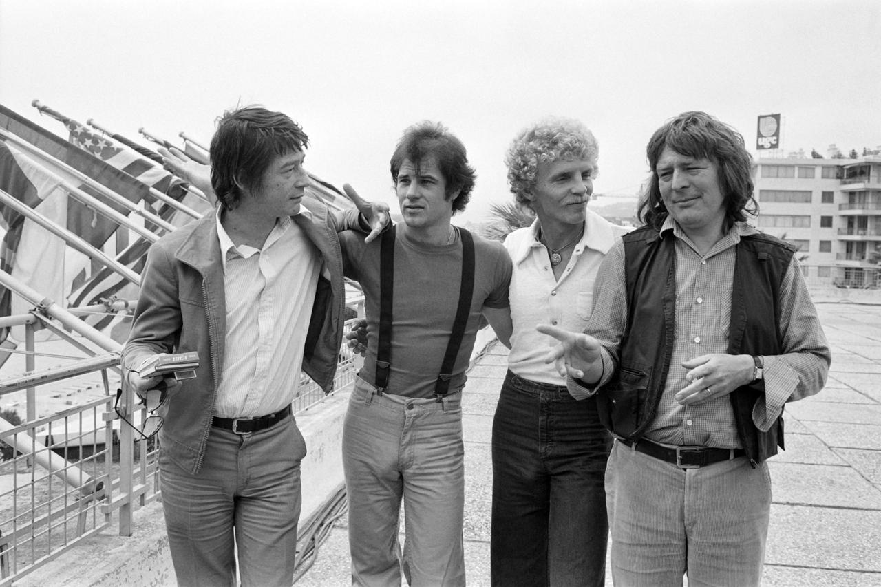 De gauche à droite: Les acteurs John Hurt, Brad Davis, l'écrivain Billy Hayes et le réalisateur Alan Parker. A Cannes en 1978 pour présenter le film "Midnight Express". [AFP - Ralph Gatti]