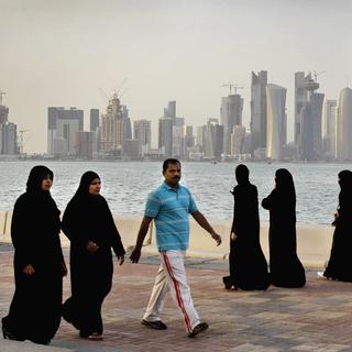 Des passants sur le bord de mer à Doha. [AP/Keystone - Kamran Jebreili]
